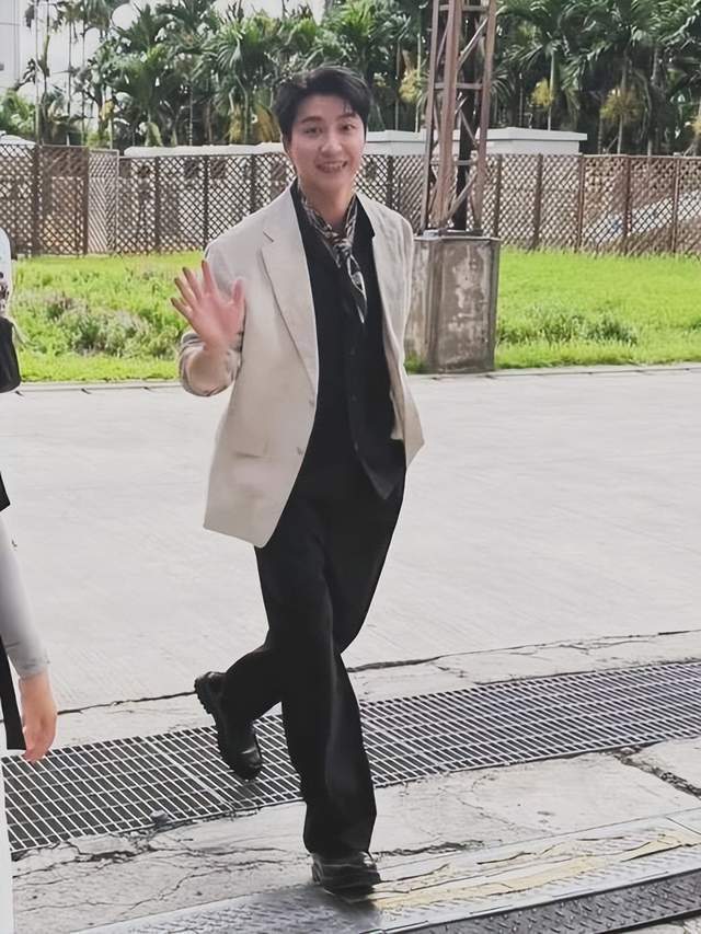 看起来更像, 月江宏杰在